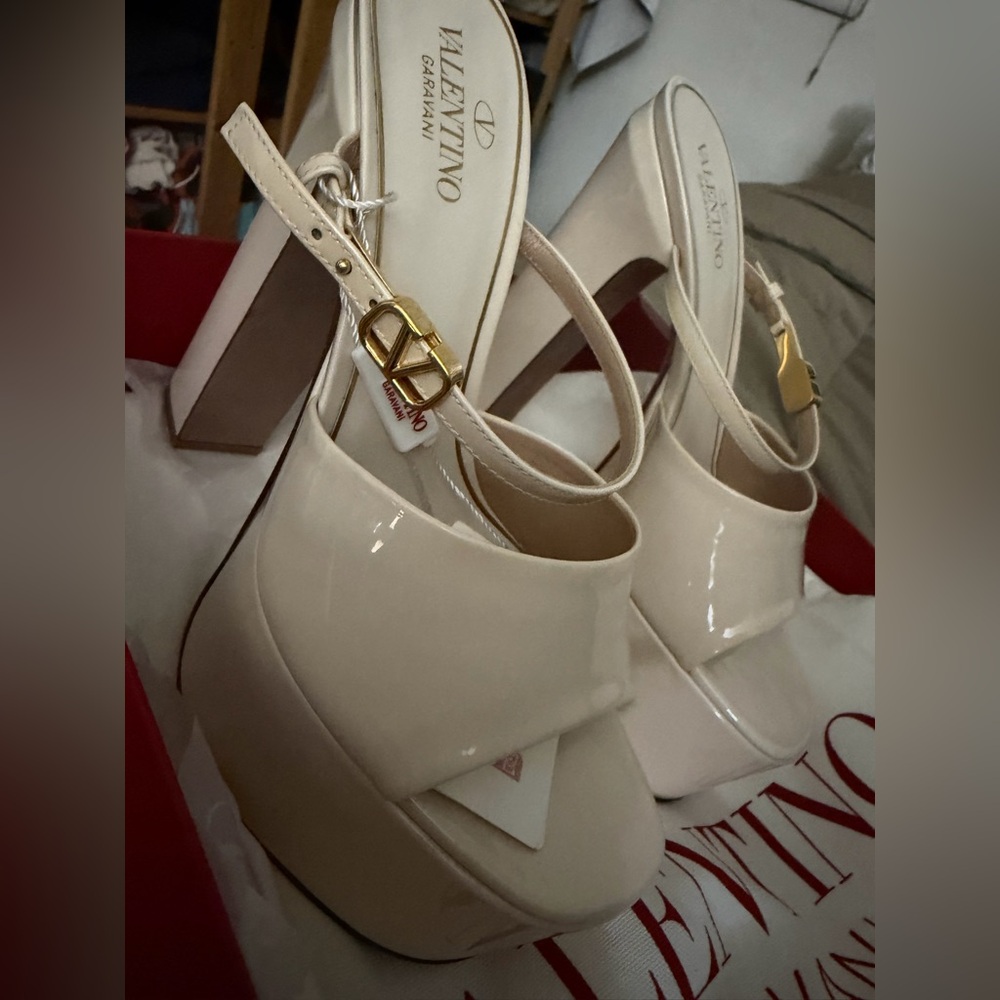 NWT Valentino Garavani Patent Platform Sandals in Ivory with V Gold Logo - Picture 4 of 7